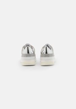 Geox D Jaysen - Sneakers Laag - Light Grey/White -Geox 61afbaf3d0f7467cba839e52858e5e5d